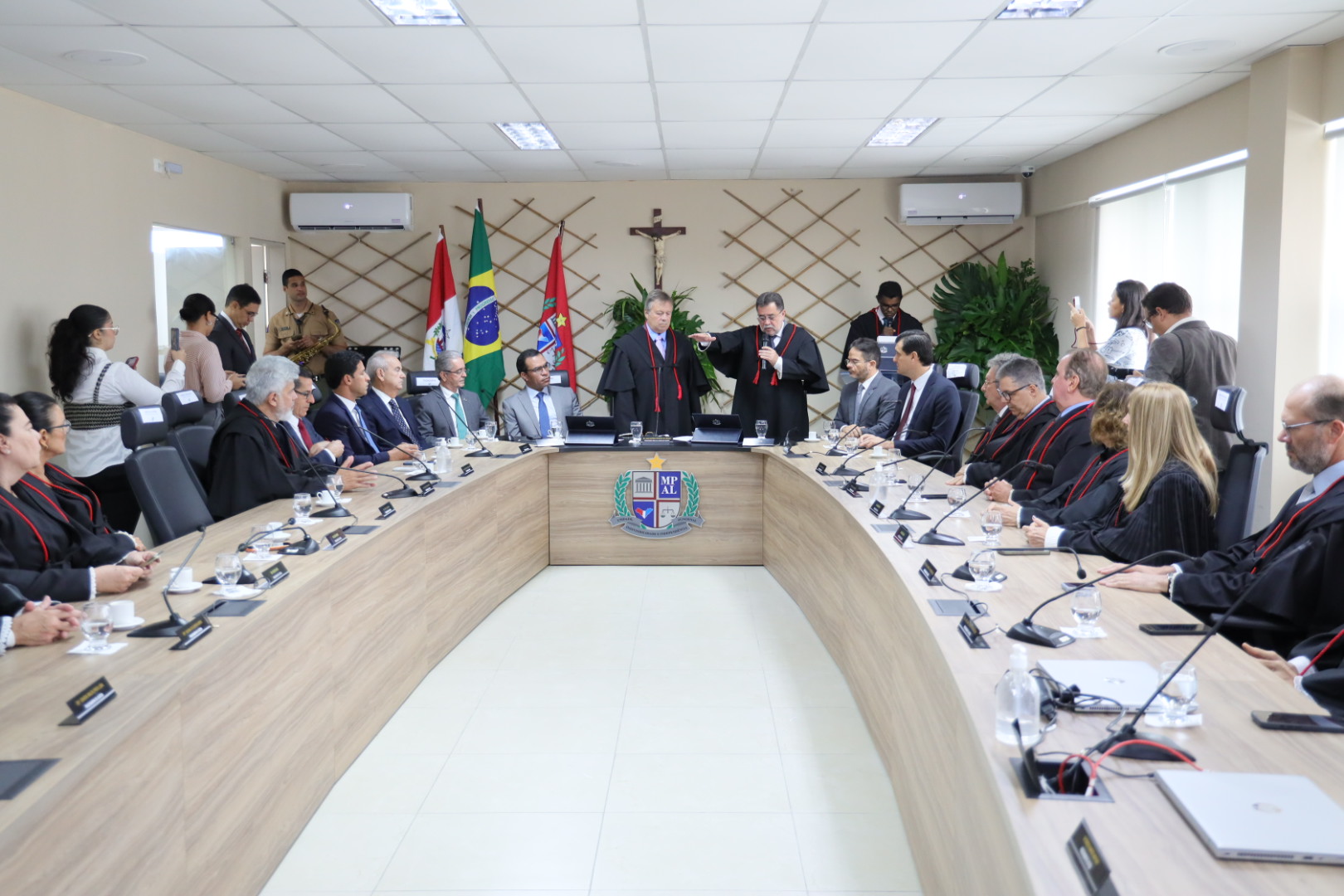 “Nosso compromisso permanece o mesmo: servir aos cidadãos alagoanos”, afirma Lean Araújo ao ser reconduzido à chefia do MPAL