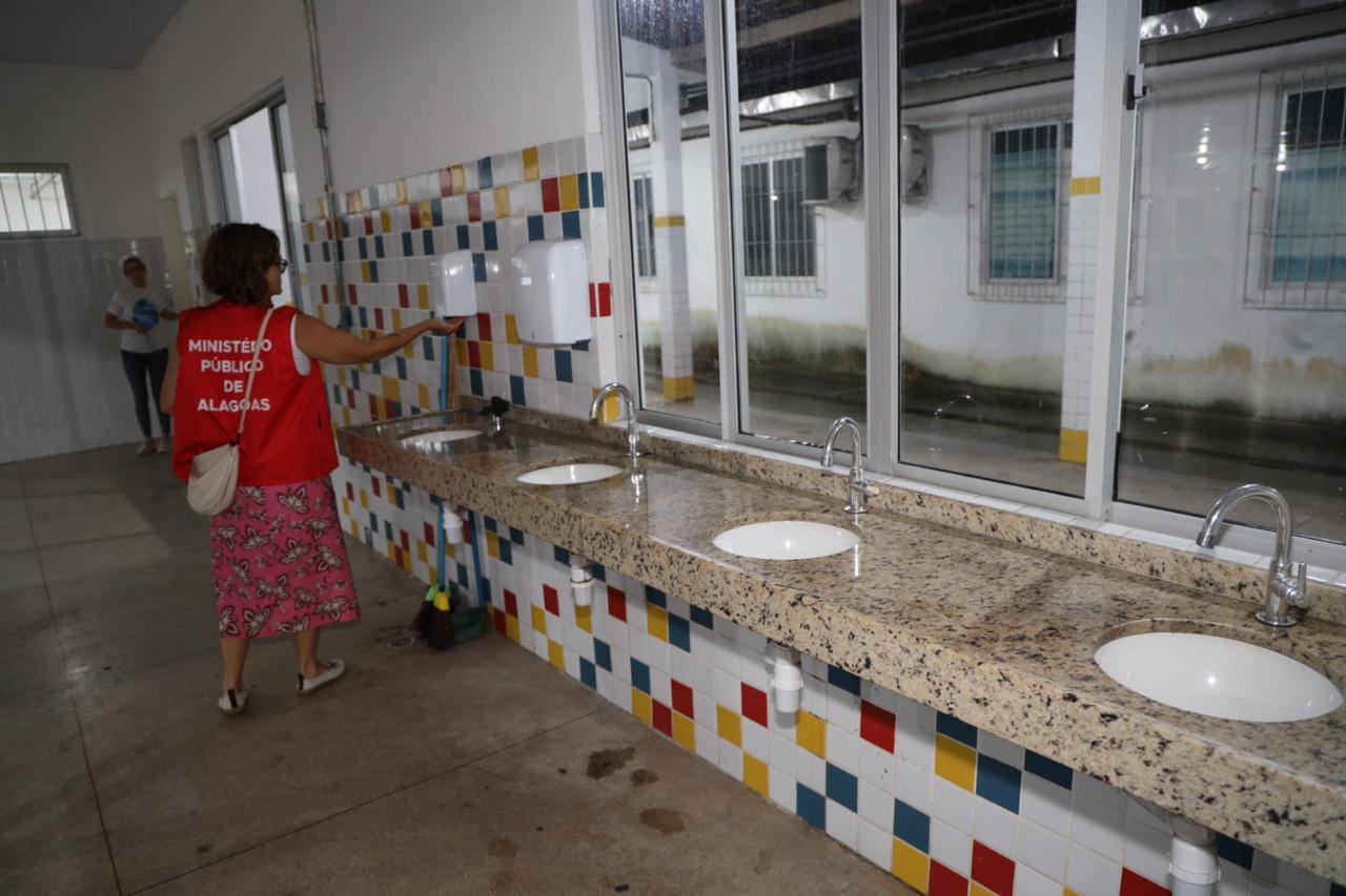 Força-tarefa formada por MPAL, MPF, MPT e DPE fiscaliza escolas da EJAI e verifica deficiências em Maceió