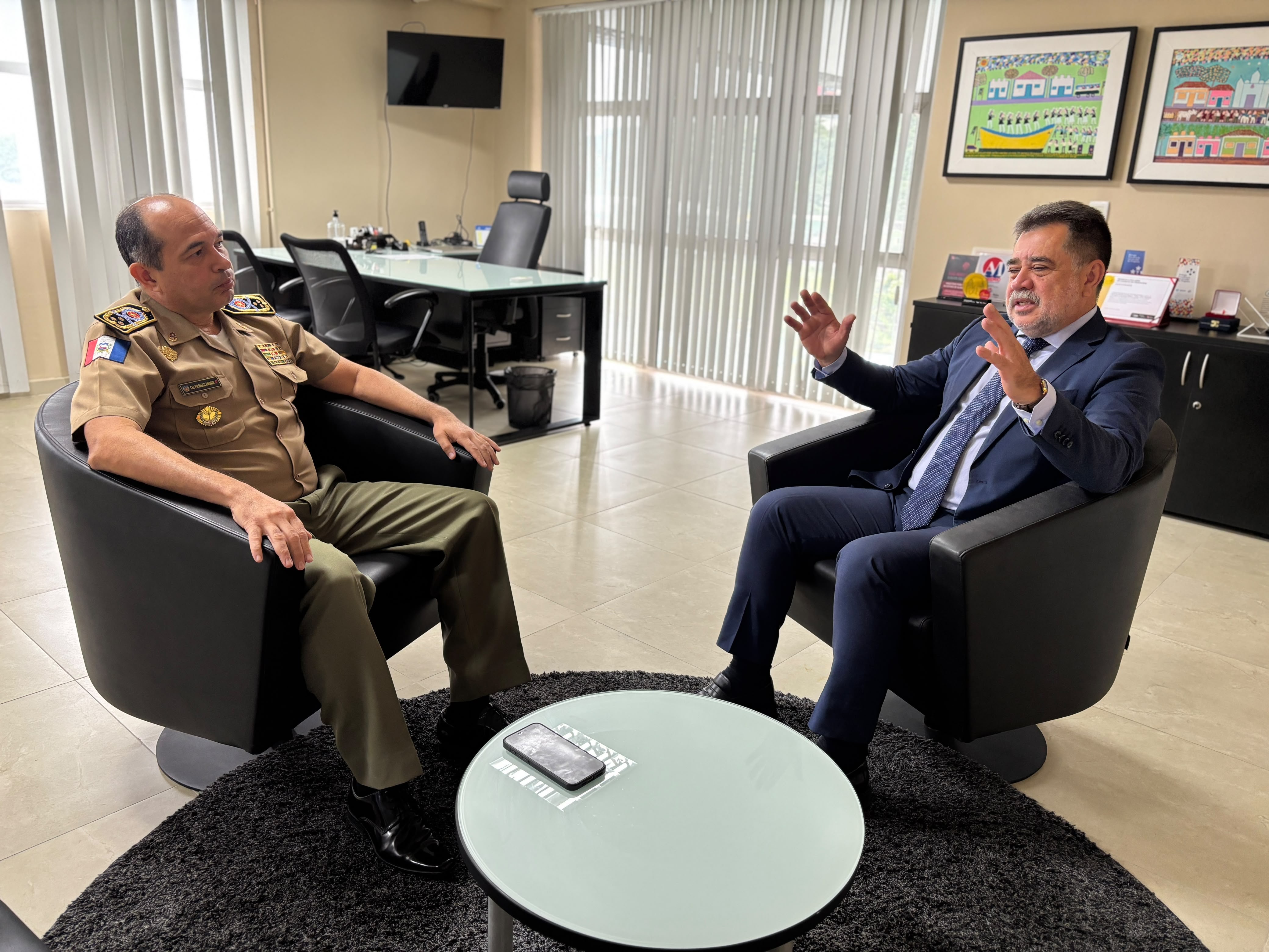 PGJ recebe comandante-geral da PMAL para fortalecer cooperação institucional na área de inteligência