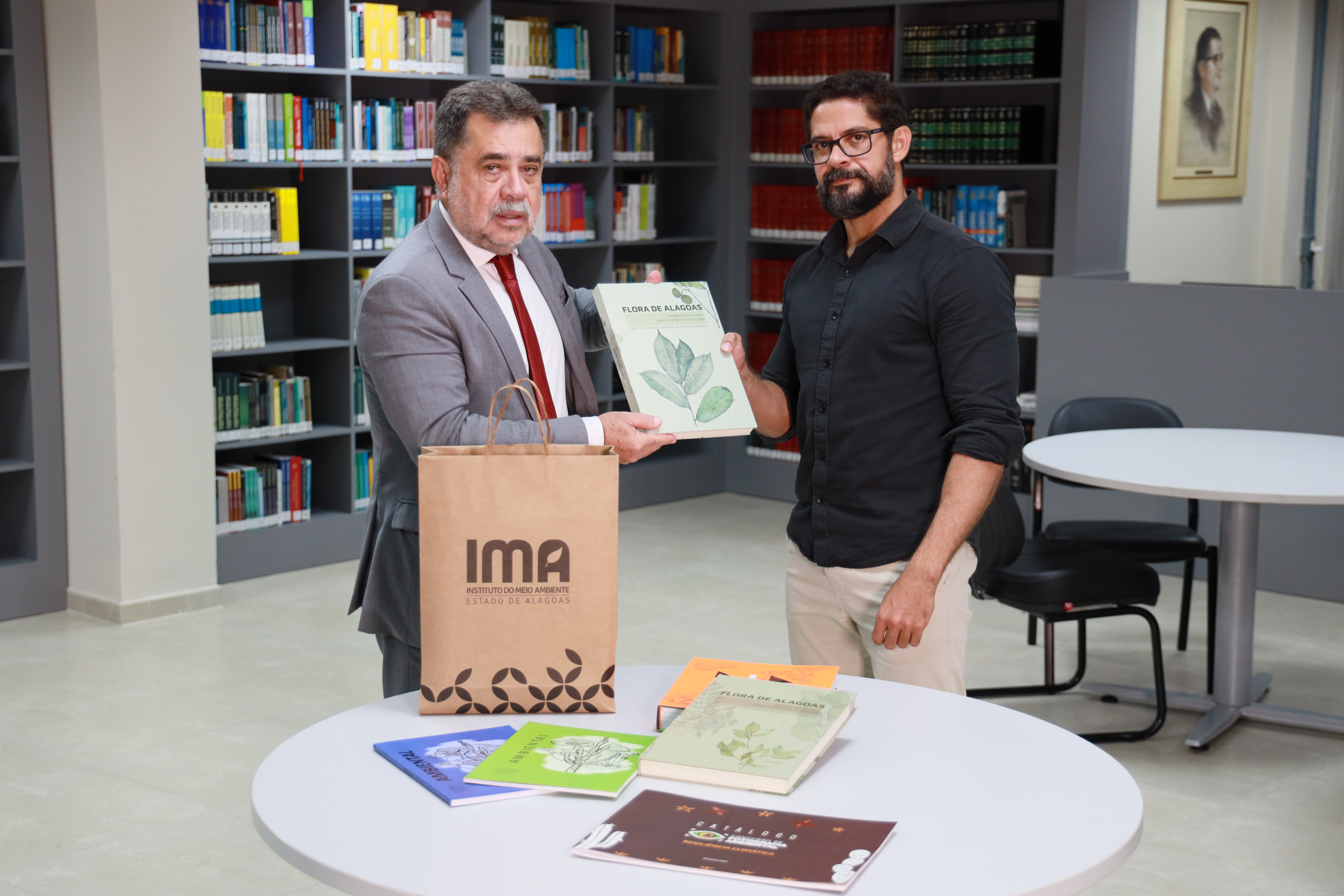 Ministério Público Estadual enriquece acervo da Biblioteca Ernani Méro com publicações sobre meio ambiente doadas pelo IMA