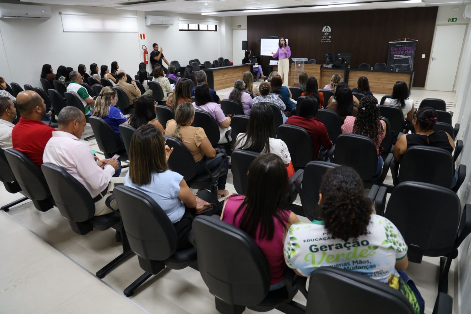 Violência Vicária: Em Joaquim Gomes, MPAL, DPE e Rede de Proteção fazem workshop para fortalecer o enfrentamento    O Agosto Lilás se encerra com um workshop importante sobre Violência Vicária, ocorrido no Fórum de Joaquim Gomes, na manhã desta segunda-feira (31). O evento é resultado da união de forças do Ministério Público de Alagoas (MPAL) com o Poder Judidiário, a Defensoria Pública Estadual (DPE/AL), a Rede de Proteção local, e reuniu representantes de vários segmentos da sociedade, tanto daquele município, como de Flexeiras, a exemplo da Justiça, das polícias Civil e Militar, de secretarias municipais, do Centro de Referência e Assistência Social (Creas)  e conselhos tutelares.  A promotora de Justiça, Andrea Teixeira, enfatiza a importância de serem criadas oportunidades para discutir um assunto tão delicado, com a participação de mulheres e homens.  “Tivemos uma manhã muito gratificante, fizemos no encerramento do agosto lilás uma ação conjunta com todos esses órgãos mencionados, e parceiros, podendo afirmar que o momento serviu para reforçar esse combate à violência doméstica e familiar contra a mulher. O Ministério Público trouxe questões referentes à violência vicária, considerando que é o tema de campanha da instituição neste ano, como falou, também, em relação às recentes alterações legislativas. Sabemos que o combate à violência não termina e seria impossível isso acontecer em um único mês, o de agosto, na verdade ele existe o ano todo e juntos acreditamos que podemos partir para um enfrentamento e mudar essa realidade”, destaca.  Ela deu exemplos de violência vicária, alertando para o controle através da guarda e da convivência,  como forma de dominação, de vigiar e causar sofrimento à mulher.    “Há registros que têm se tornado comum, os homens não aceitam a separação e, mesmo com ela, não se desprendem da possessividade, mantêm uma espionagem, um controle velado sobre a vida da mulher usando as crianças. Além disso, para atingi-las, entram com ação para a guarda, às vezes não porque amam os filhos, mas para punir a mãe com a perda do convívio direto”, enfatiza a promotora Andrea Teixeira.  Para o encontro, a Defensoria Pública Estadual, representada pela defensora Elaine Zelaquett, explanou sobre o ecossistema digital “Machosfera”.  “Acreditamos que a construção de uma linha de combate precisa ter várias frentes na Justiça. Nosso enfrentamento é diário e no atendimento que fazemos para elaborar uma peça inicial,  conscientizamos sobre a importância da família na vida das crianças e adolescentes no sentido de orientá-los para distanciá-los dessas ferramentas virtuais, dessas páginas que promovem agressividade contra a mulher, disseminando ódio e convencendo da superioridade masculina. Atuamos conjuntamente, a escola, o sistema de Justiça, os conselhos tutelares e, de verdade, essa atuação é algo que talvez a gente não veja acontecer, pois ela é invisibilizada, mas quando a gente traz um momento desse, a gente ouve, a gente aprende, a gente sabe que fala impacta, como a do conselheiro que bem colocou os três verbos fundamentais nesse processo: zelar, garantir e proteger. Estamos aqui para isso e promover esse amor, a fé, é trazer esperança para as pessoas”, afirma.  De acordo com a defensora é fundamental acompanhar o que os jovens do sexo masculinos assistem nas redes sociais,  como garantia de uma vida online saudável. Ele também diz que é bom atentar para as críticas aos direitos das mulheres, perceber ideias de dominação,  autossuficiência e manipulação, essenciais à masculinidade.  Violência Vicária  Vale lembrar que a Violência Vicária foi reconhecida pela Lei 15.384/2026. Ela é definida por qualquer ato qde agressão que envolva filhos, pais, ou qualquer pessoa da rede de apoio da mulher somente para atingi-la.  Previsto no artigo 121-B do Código Penal, o Vicaricídio  refere-se ao homicídio de descendentes, ascendentes, dependentes ou pessoas sob a guarda de uma mulher para causar-lhe sofrimento ou controle no âmbito da violência doméstica  e, sendo considerado crime hediondo,  a punição é  de reclusão de 20 a 40 anos. Parágrafo único. A pena do vicaricídio é aumentada de 1/3 (um terço) até a metade se o crime for praticado: I – na presença da mulher a quem se pretende causar sofrimento, punição ou controle; II – contra criança ou adolescente ou pessoa idosa ou com deficiência; III – em descumprimento de medida protetiva de urgência.  O evento teve um momento de confraternização com um coffee break e direito a bolo temático.